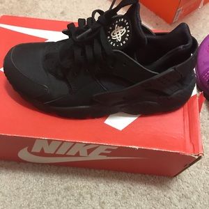 Black nike Huarache men’s size 8.5 women’s: 10